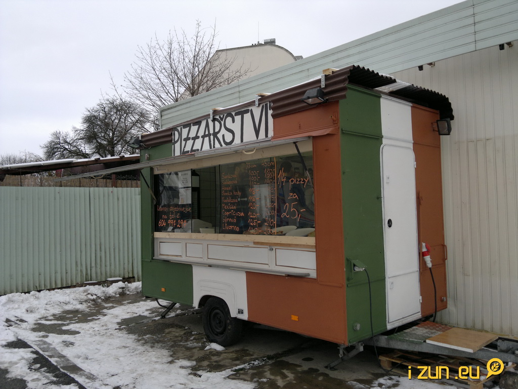 Nová maringotka s pizzou Nová maringotka s pizzou