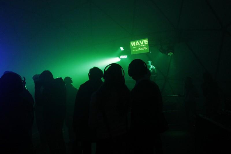 Tichá diskotéka v Red Bull stanu. Všichni měli sluchátka, do kterých hrál DJ. Tichá diskotéka v Red Bull stanu. Všichni měli sluchátka, do kterých hrál DJ.