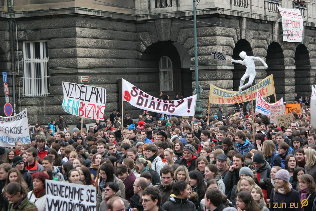 Start průvodu na Čechům most a před úřad vlády Start průvodu na Čechům most a před úřad vlády