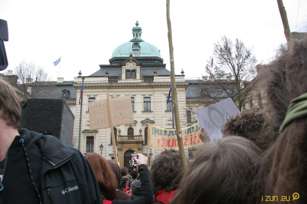 Dav před úřadem vlády Dav před úřadem vlády