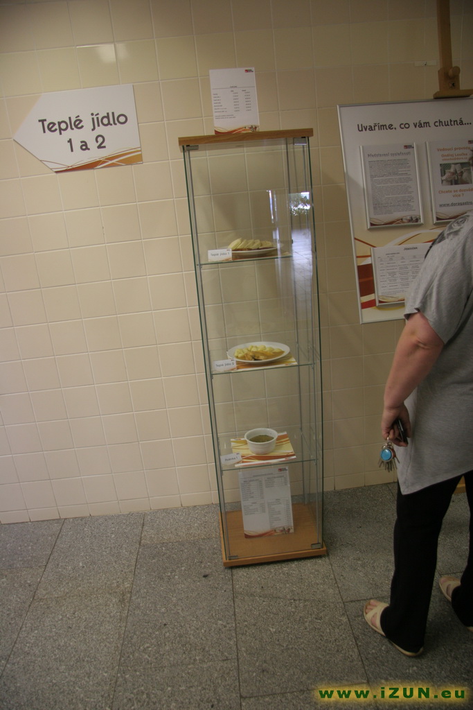 Jeden ze stojanů s jídlem