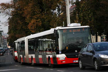 Problém autobusu 107 je opět tady. Co se za rok změnilo?